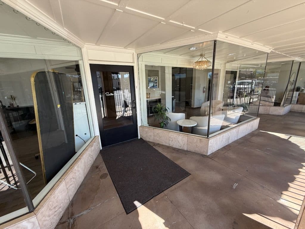 Gallery photos for Transform Your Salon with Our Window Cleaning: Image #2