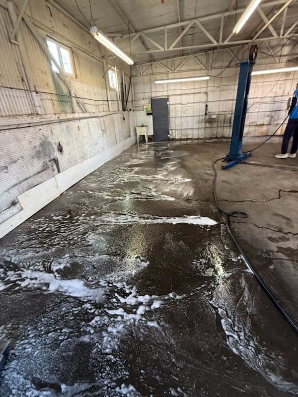 Warehouse Floats: Power-Packed Cleaning in Auburn